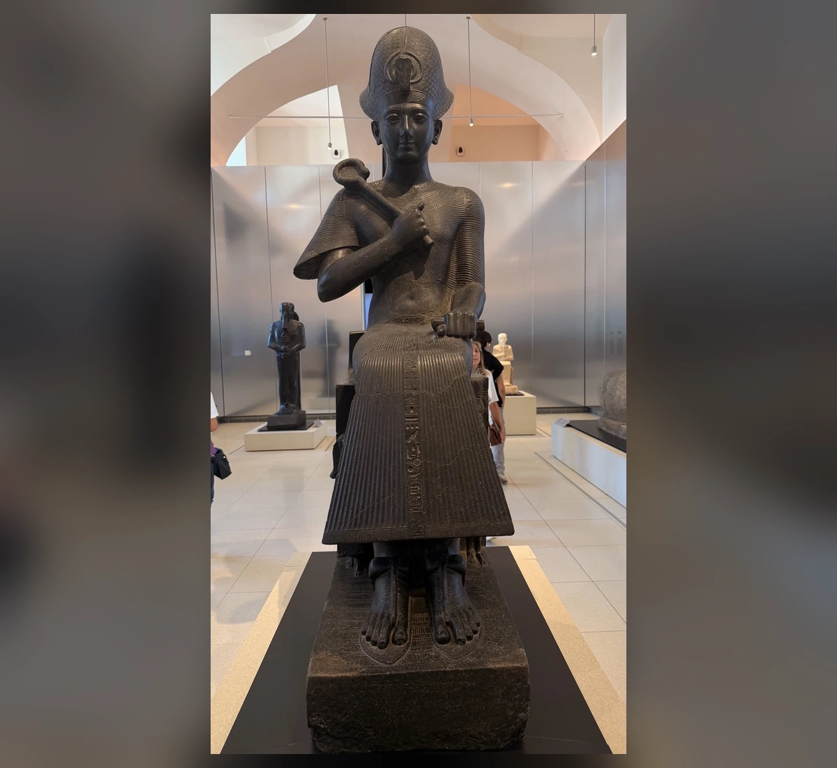 Estatua faraónica fotografiada por nosotros en el Museo Egizio, sin recortar cabeza