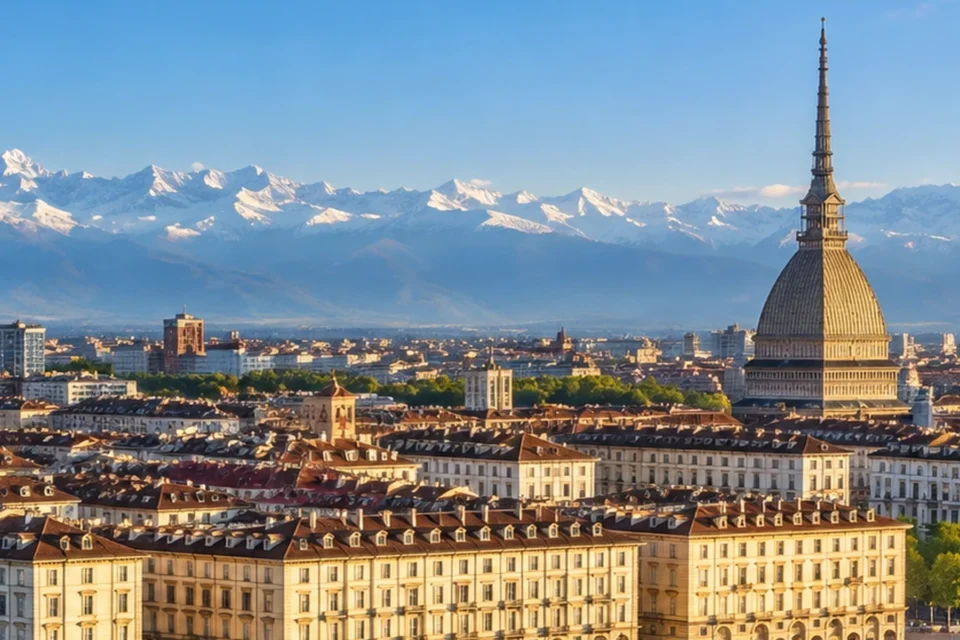 Vista panorámica de Turín con la Mole Antonelliana, tejados, río Po y Alpes