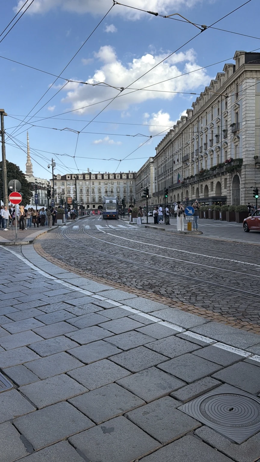 Tranvía y perspectiva urbana junto a Piazza Castello con la Mole Antonelliana al fondo