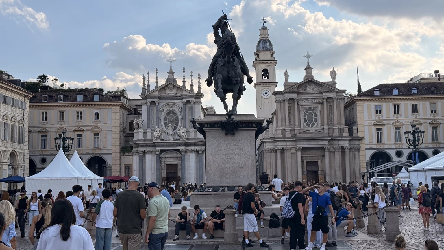 Piazza San Carlo durante nuestra visita, con el evento instalado en parte de la plaza