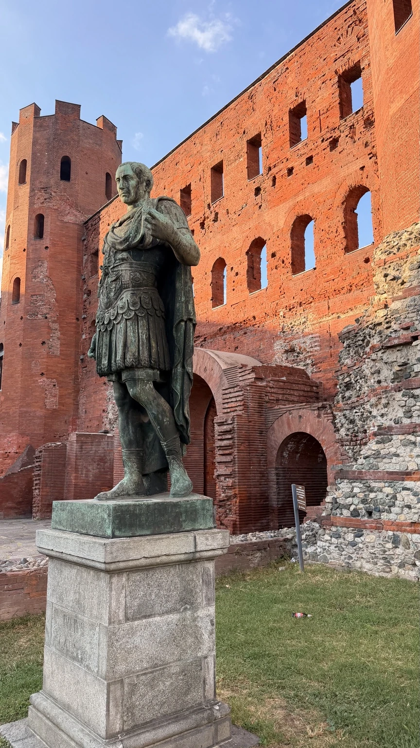 Estatua junto a Porta Palatina completa