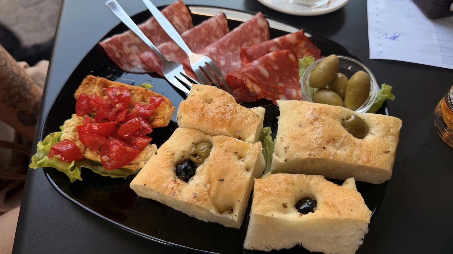 Aperitivo de embutidos que nos sirvieron durante nuestra pausa en Turín